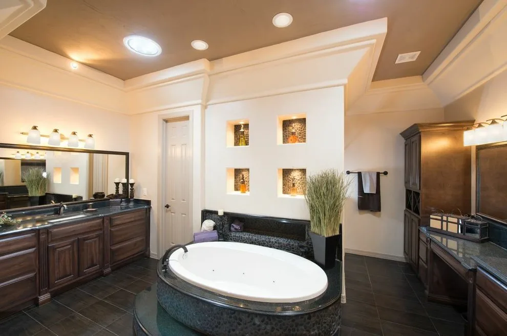Restrooms by Bella Vista Custom Homes, Inc. - Photo 9