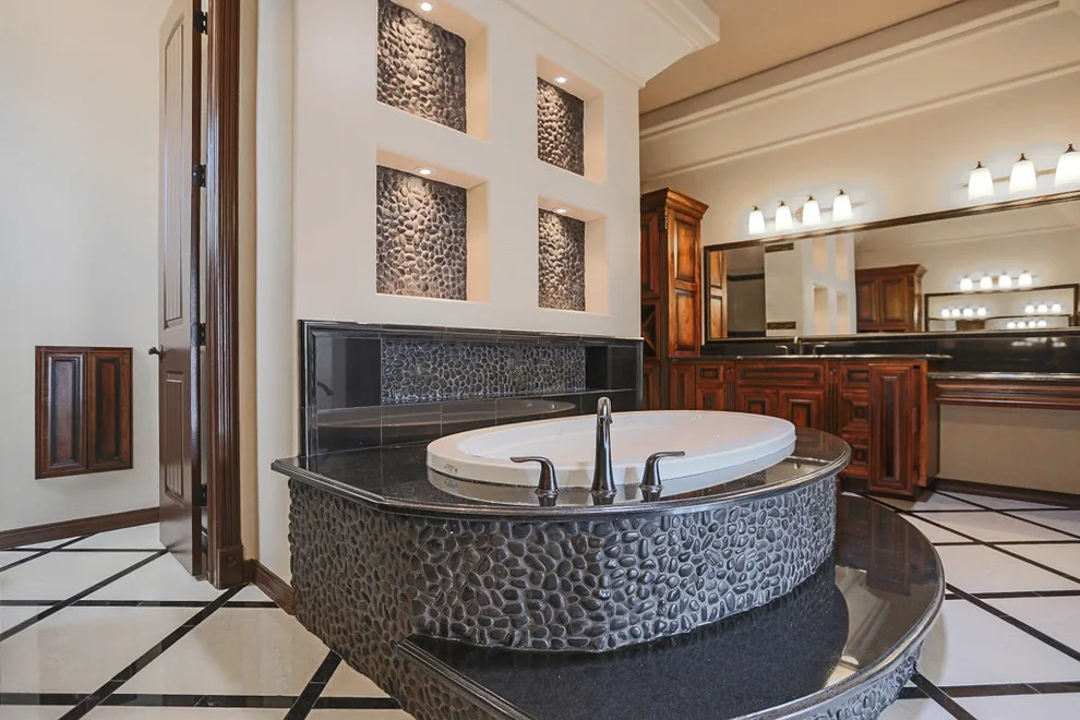 Restrooms by Bella Vista Custom Homes, Inc. - Photo 7