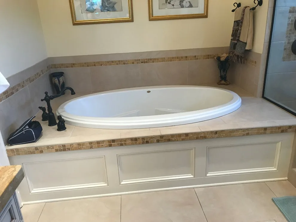 Chic White Winter Park Main Bathroom by Sarah Kraus Bartelson - S&W Kitchens - Photo 17