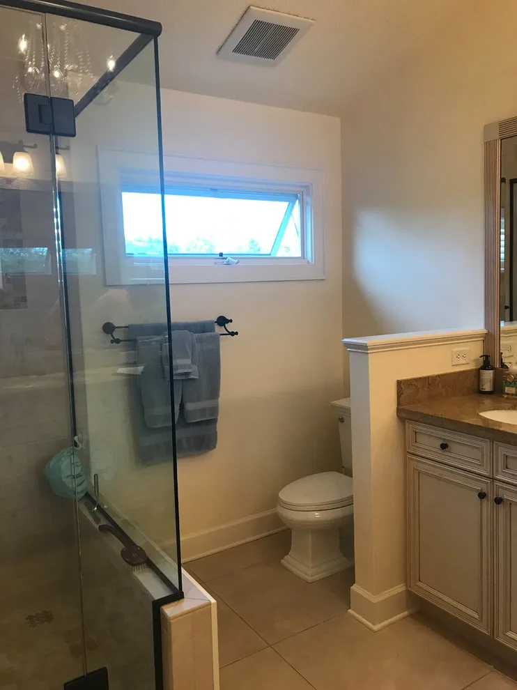 Chic White Winter Park Main Bathroom by Sarah Kraus Bartelson - S&W Kitchens - Photo 15