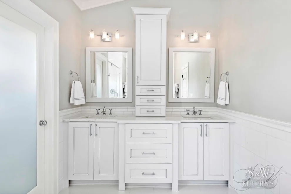Chic White Winter Park Main Bathroom by Sarah Kraus Bartelson - S&W Kitchens - Photo 18