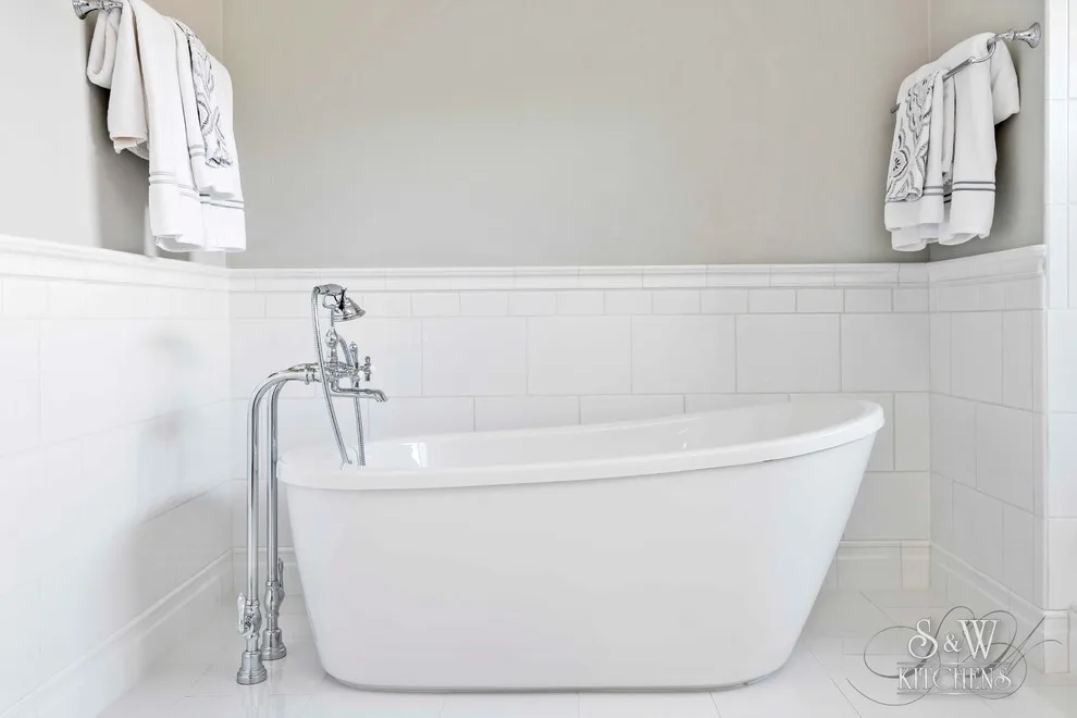 Chic White Winter Park Main Bathroom by Sarah Kraus Bartelson - S&W Kitchens - Photo 14