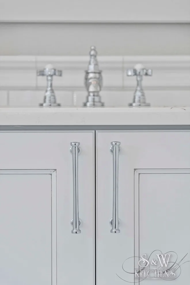 Chic White Winter Park Main Bathroom by Sarah Kraus Bartelson - S&W Kitchens - Photo 3