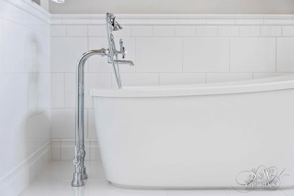Chic White Winter Park Main Bathroom by Sarah Kraus Bartelson - S&W Kitchens - Photo 4