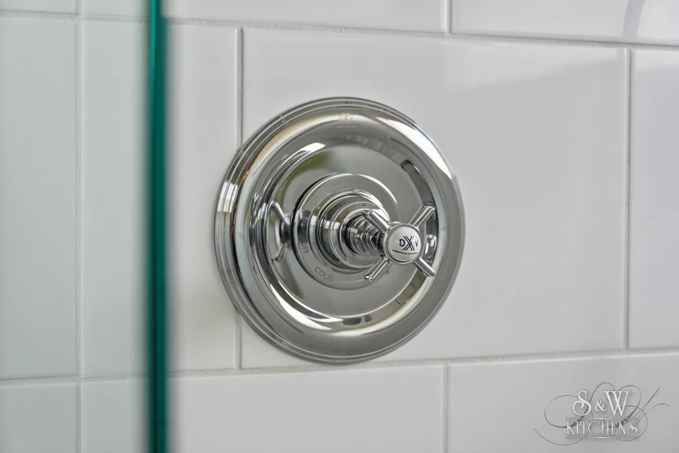 Chic White Winter Park Main Bathroom by Sarah Kraus Bartelson - S&W Kitchens - Photo 22
