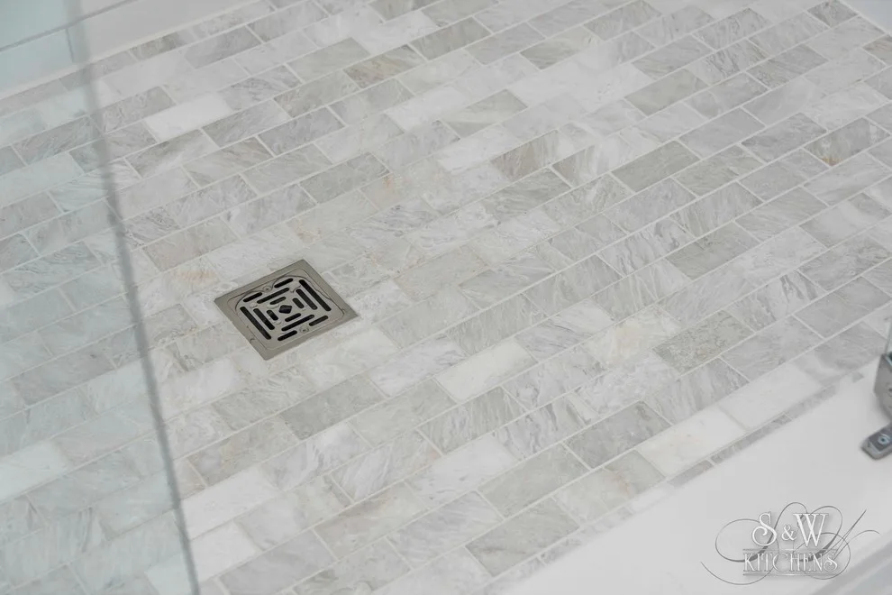Chic White Winter Park Main Bathroom by Sarah Kraus Bartelson - S&W Kitchens - Photo 23