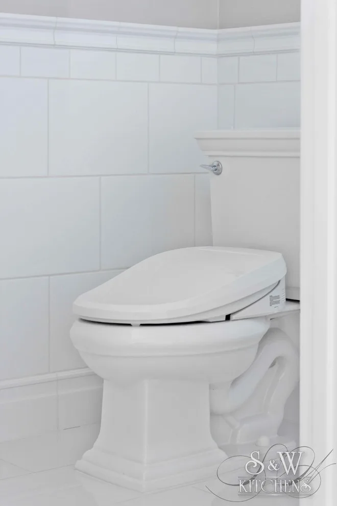 Chic White Winter Park Main Bathroom by Sarah Kraus Bartelson - S&W Kitchens - Photo 8