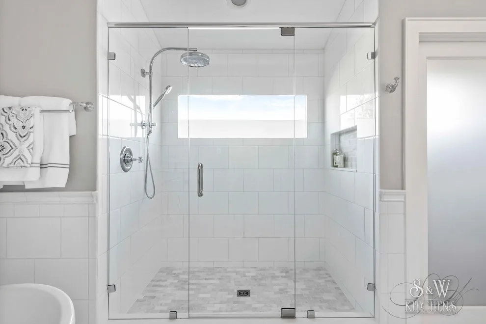 Chic White Winter Park Main Bathroom by Sarah Kraus Bartelson - S&W Kitchens - Photo 24
