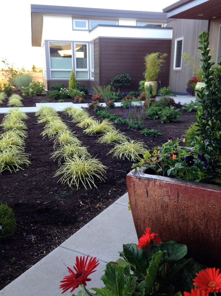 Rural Contemporary by Chinick Landscaping & Nursery - Photo 2