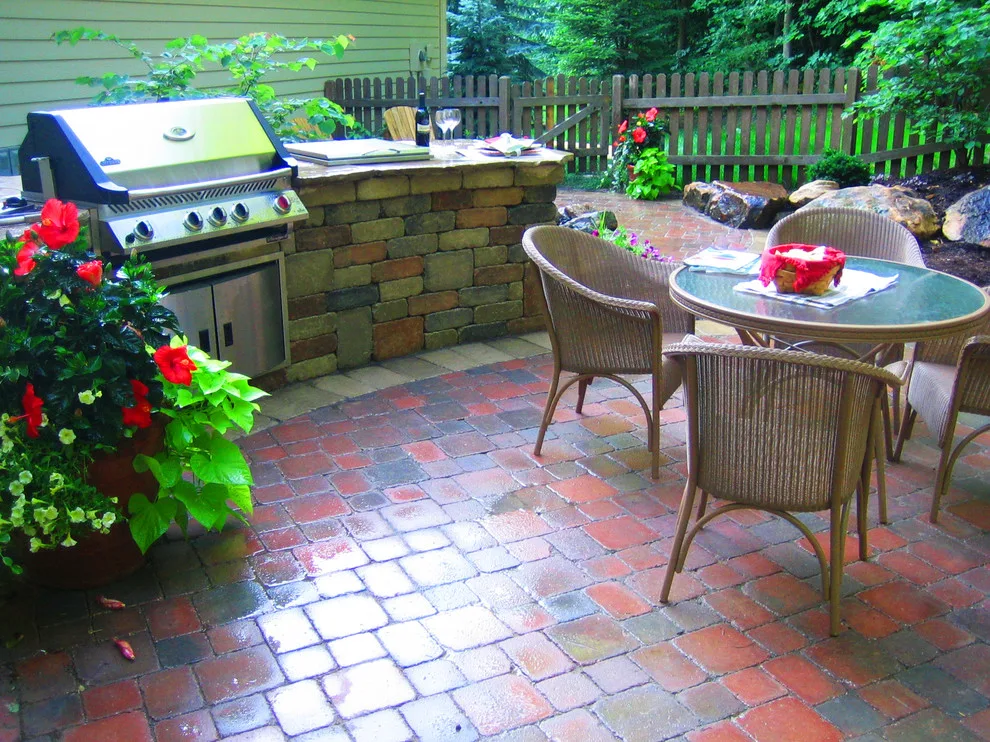 Contemporary Patio and Grill Station by Surroundings By Natureworks - Photo 2