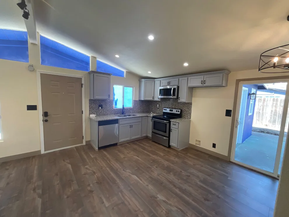 KITCHEN RENOVATION by Noor Construction Inc. - Photo 6