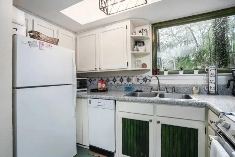Lake Livingston Cottage Getaway by Leisure Blvd - Photo 5