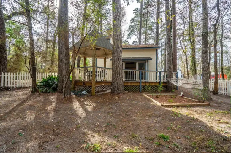 Lake Livingston Cottage Getaway by Leisure Blvd - Photo 16