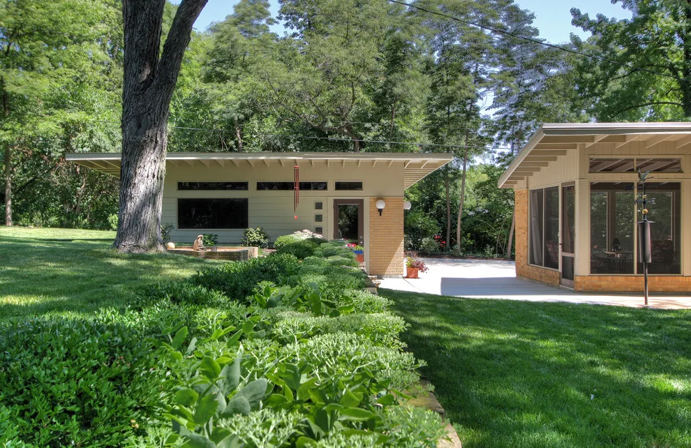 Contemporary Standalone Garage in Glendale, MO by Mosby Building Arts - Photo 6
