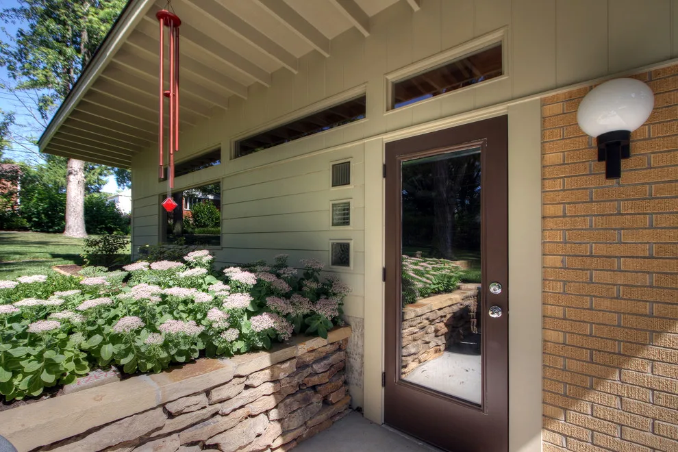 Contemporary Standalone Garage in Glendale, MO by Mosby Building Arts - Photo 3