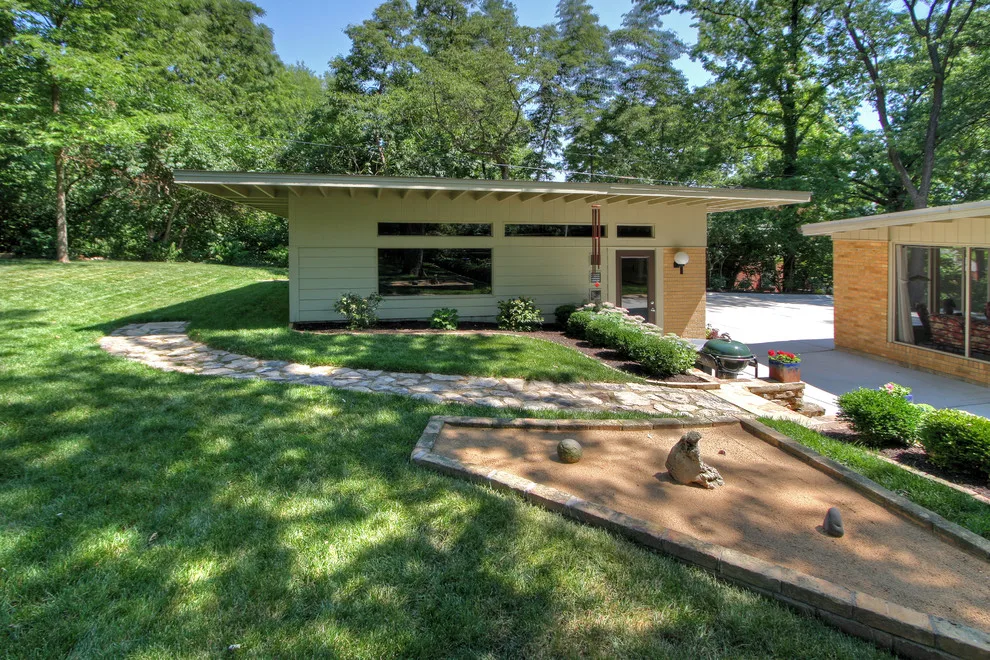 Contemporary Standalone Garage in Glendale, MO by Mosby Building Arts - Photo 4