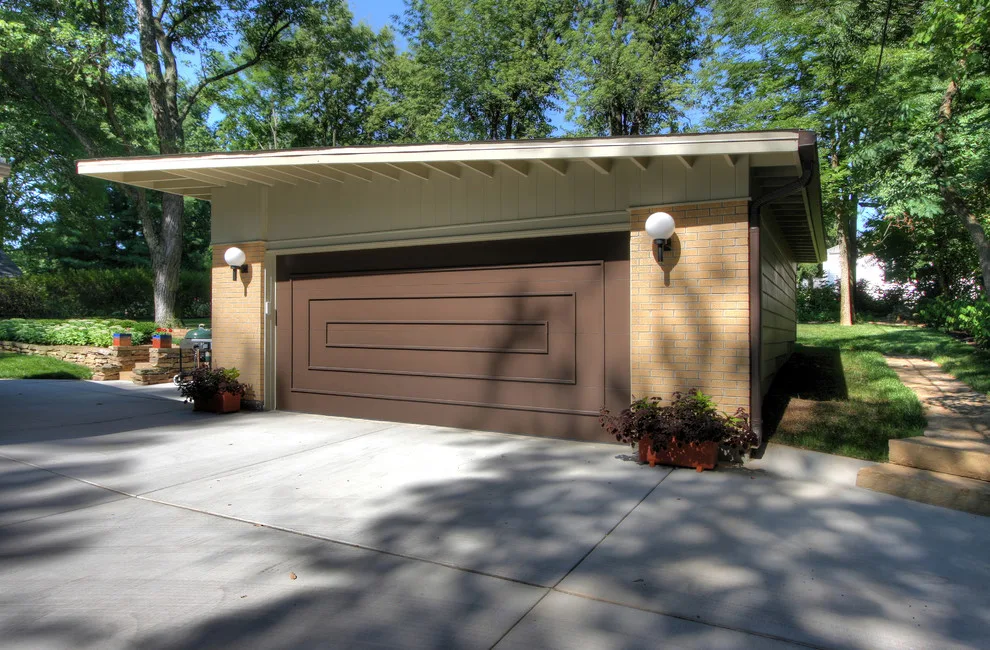 Contemporary Standalone Garage in Glendale, MO by Mosby Building Arts - Photo 2