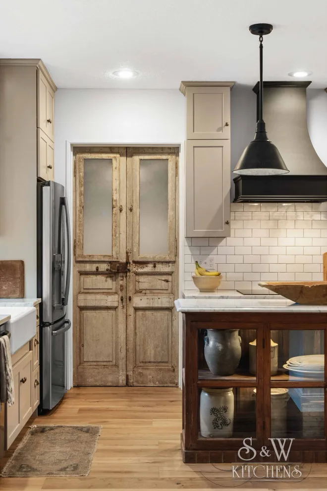 Modern American Colonial Kitchen by Sarah Kraus Bartelson - S&W Kitchens - Photo 6