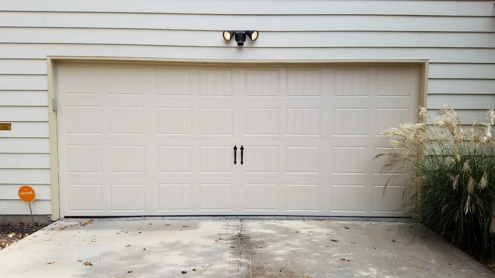 Royal Garage Door - Photo 5