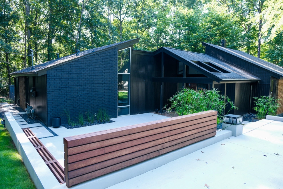 Mid-century Modern Outdoor Living Space by City Garden Company - Photo 8