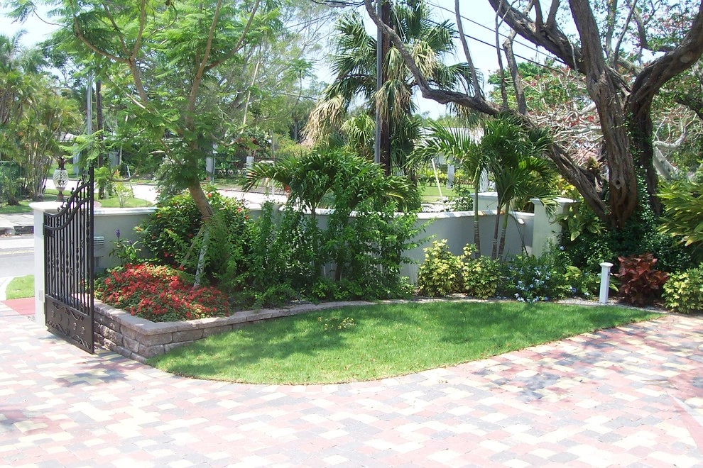 Lido Key Coastal style landscape with lagoon pool by Design Scapes - Photo 2