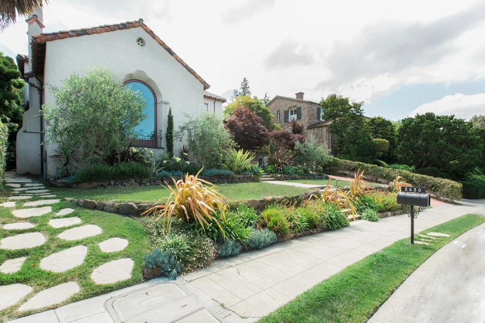 Courtyard Entry Garden by Lazar Landscape Design And Construction - Photo 12