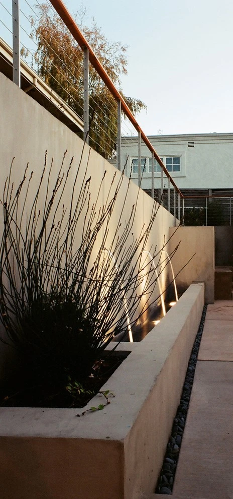 Modern Garden by Lazar Landscape Design And Construction - Photo 2