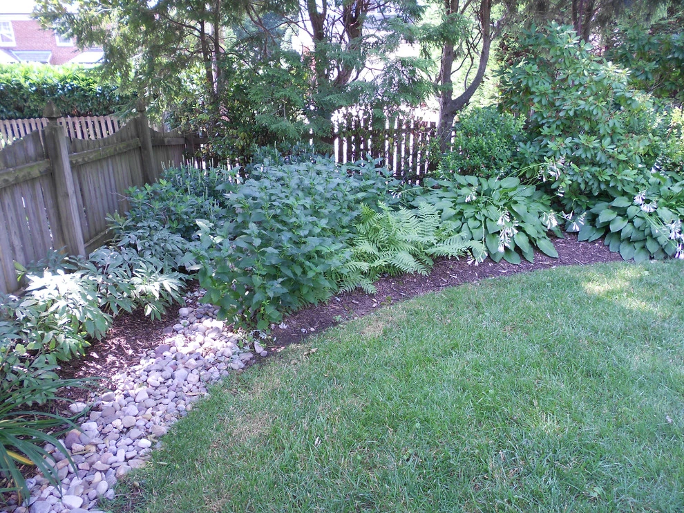 Contemporary small space patio by Land/arch Landscape Architecture - Photo 2