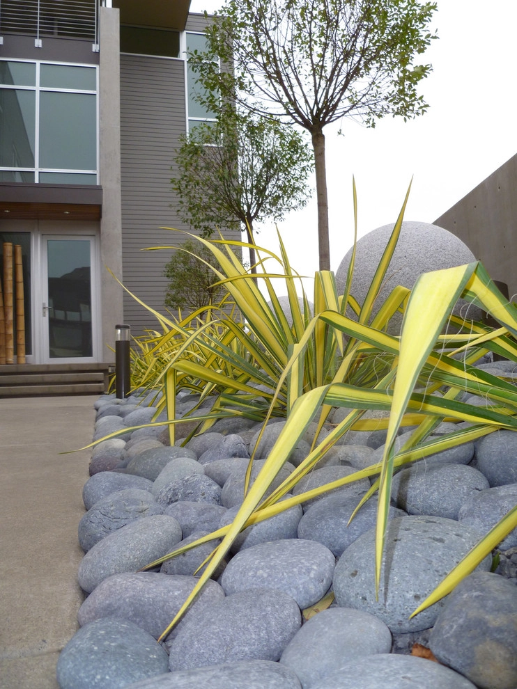 Recent Projects - Contemporary Seattle Residence by Folia Horticultural + Design - Photo 4