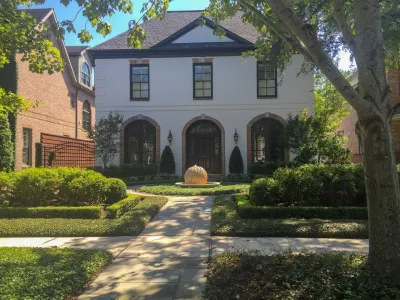 Transitional Southside Place — Landscape Design project by Gail Hartz & Associates