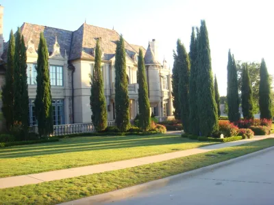Frisco, Texas Estate Home by Absolutely Bushed Landscaping