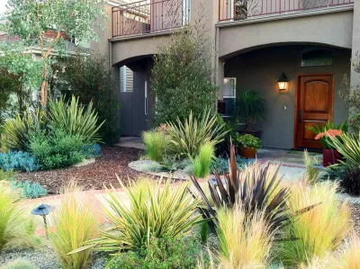 Contemporary CA Front Entry — Landscape Design project by Gravel And Green in Los Angeles