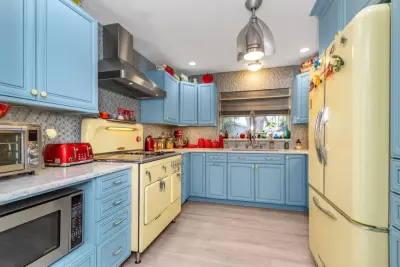Creative Cottage Kitchen by L-Bro Enterprises Inc.