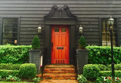 Traditional Front Yard Landscape in Houston, TX by Gregory/Henry Landscapes