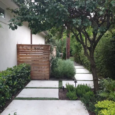 Contemporary Side Yard in Houston, TX — Landscape Design project by Gregory/Henry Landscapes