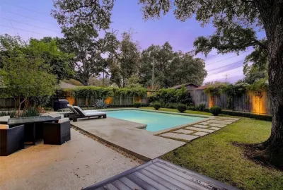 Modern Patio & Landscape in Houston, TX — Landscape Design project by Gregory/Henry Landscapes in Houston