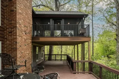 Ballwin Deck and Screen Enclosure by Lakeside Renovation & Design
