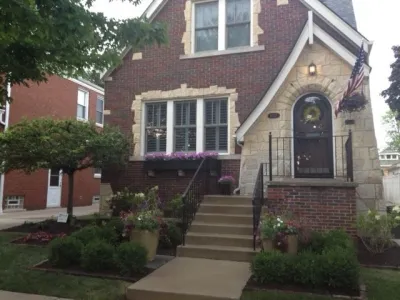 Chicago--urban front garden — Landscape Design project by Hively Landscaping Inc. in Chicago