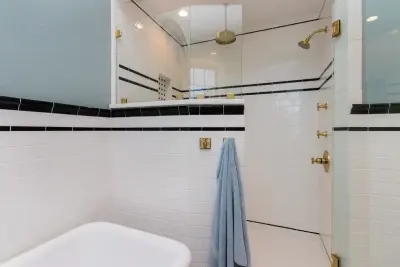 Laurel Leaf Primary Bathroom by Bobby Murray Homes LLC