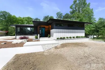 Mid-20th Century Modern by North Cove Builders