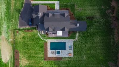 Charles St by Amazing Garden & Construction