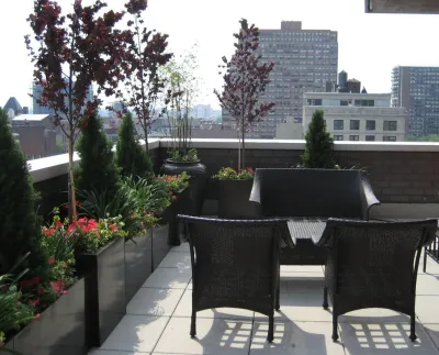 Rooftop Terrace: Roof Garden, Balcony, Container Plants, Outdoor Seating — Landscape Design project by Amber Freda Garden Design in New York