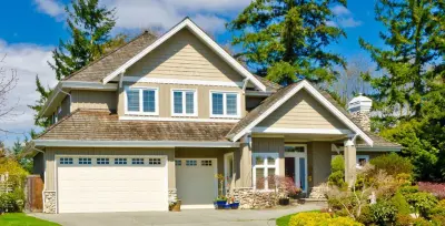 Plumb's Construction Llc - Roofing & Gutter Services in Newton, IA