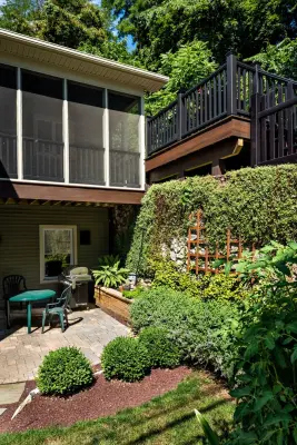 Charming urban outdoor area by Jay Miller General Contractors, Inc.