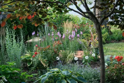 Old Irving Park Chicago Residence — Landscape Design project by Anne Roberts Gardens, Inc. in Chicago