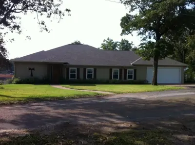 Tracy Mitchell Custom Homes, Inc - Garage Door Installation & Repair in Tool, TX