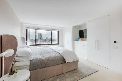 Sherman Square Residence by Grandeur Hills Group,Inc.