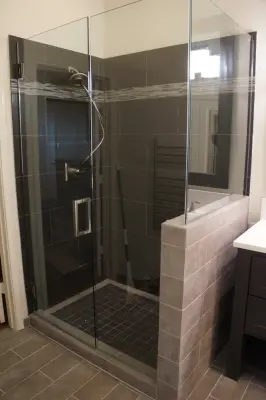 Monochrome Bathroom by Servigon Construction Group
