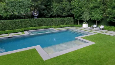 Contemporary Manor – Tanglewood, Houston by Moss Landscaping