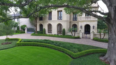 Modern Mediterranean – Tanglewood, Houston by Moss Landscaping